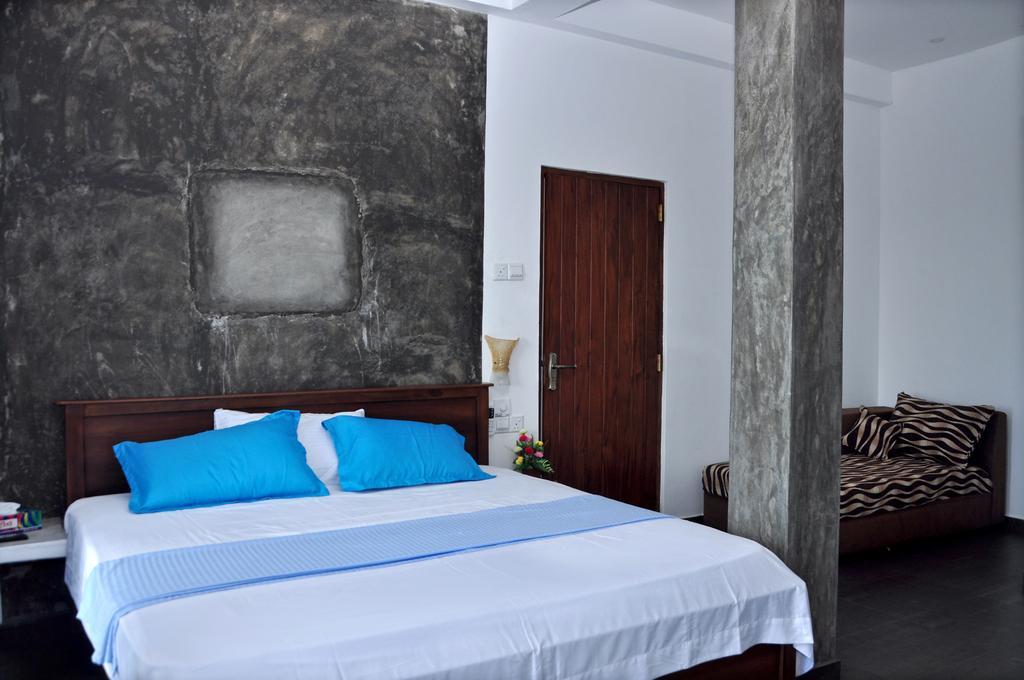 Petit Guest House Негомбо Екстериор снимка