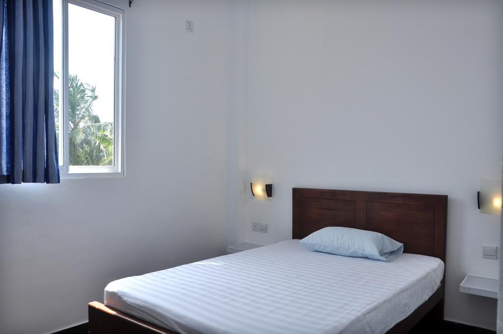 Petit Guest House Негомбо Екстериор снимка