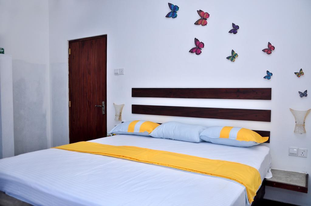 Petit Guest House Негомбо Екстериор снимка