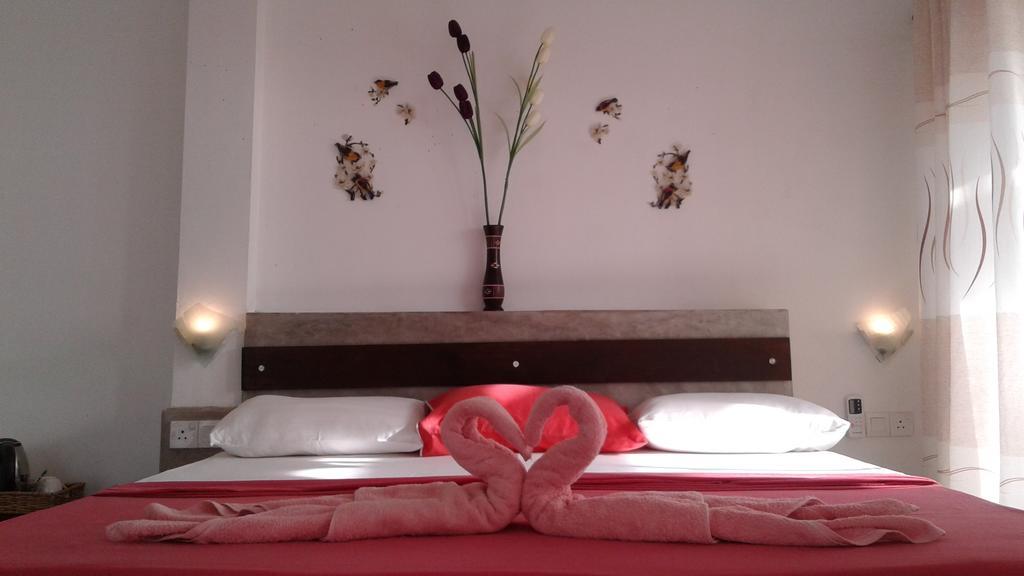 Petit Guest House Негомбо Екстериор снимка