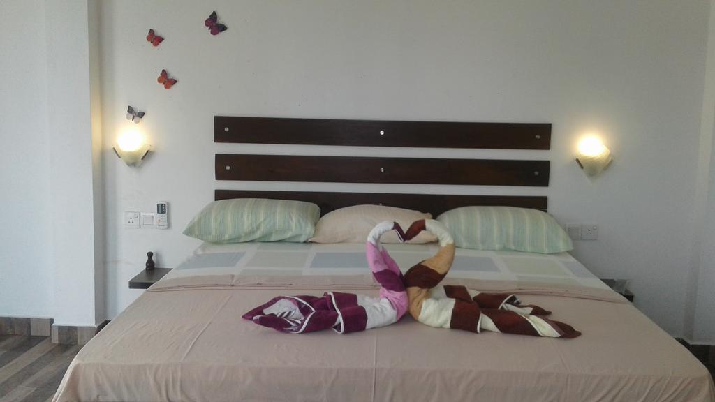 Petit Guest House Негомбо Екстериор снимка